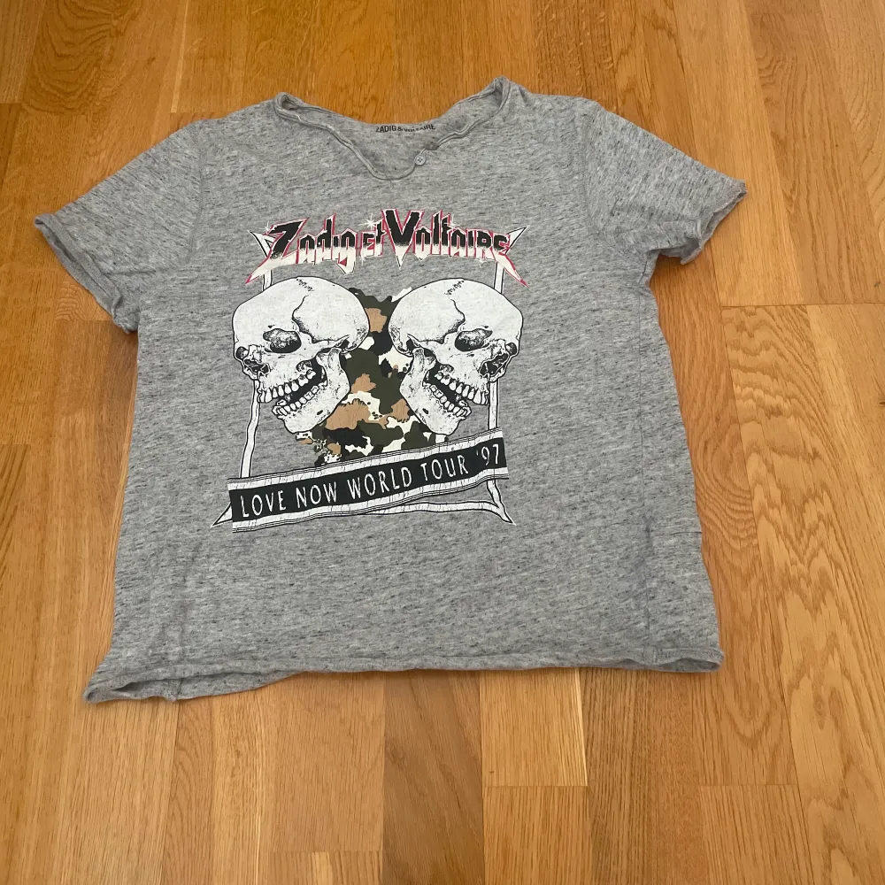 Jättefin Zadig Voltaire T-shirt som är i storlek 12y men passar folk som har xxs🤍🤍. T-shirts.