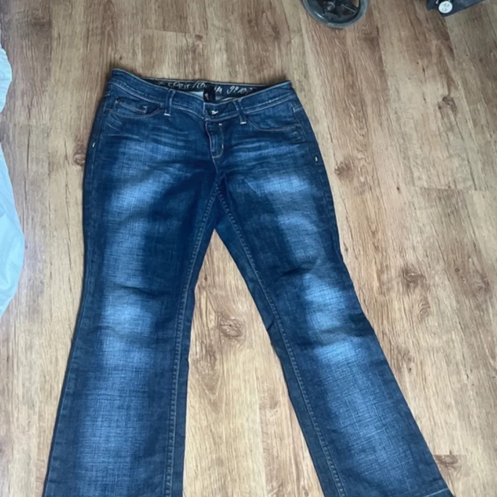 Väldigt fina låg midjade jeans från esprit . Jeans & Byxor.