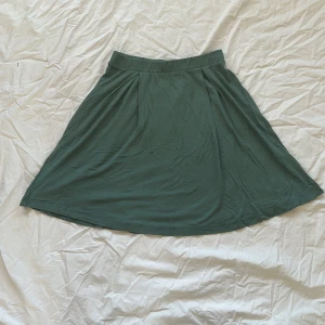 Kjol - Mörkgrön kjol från Even&odd