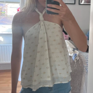 Topp zara - Sååå fin sommar topp från zara! Aldrig använd! Knyts i nacken!🥰