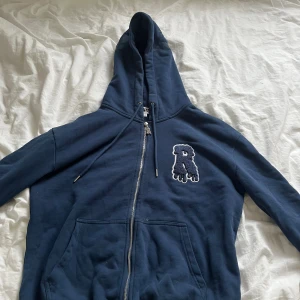 Risky Tracksuit Hoodie  - Säljer nu denna Risky hoodie för att den aldrig kommer till användning. Använd endast 2-3 gånger så de är in princip som helt ny! Köp kan kombineras med byxorna som tillhör tracksuiten. Kom privat för fler frågor eller andra funderingar 