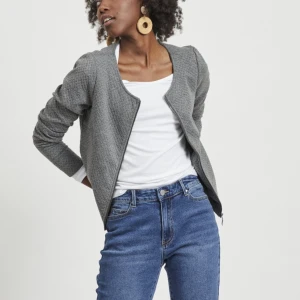 Sommar jacka - Fin lite tunnare jacka från vila som passar nu till sommaren, men som man också kan ha som kofta inne💗 Har samma i svart på min profil🥰