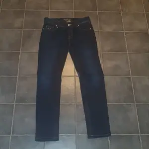 Säljer dessa sjukt feta jacob cohen jeans som är i nyskick. Skriv för fler bilder!