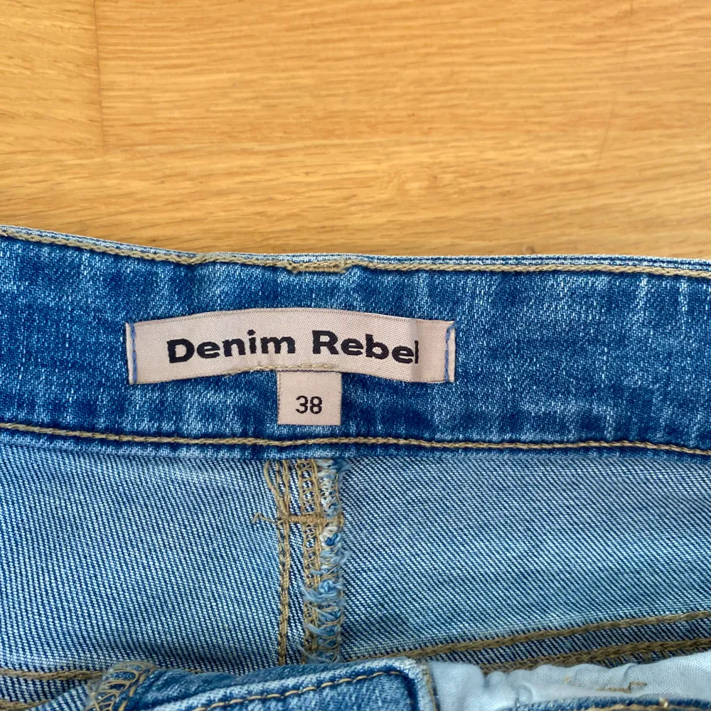 Ljusblå lågmidjade bootcut jeans från denim rebel i storlek 38. Passar mig som brukar ha s och är 168 cm lång. Aldrig använda, inga fläckar eller skador. Skriv vid frågor💗. Jeans & Byxor.