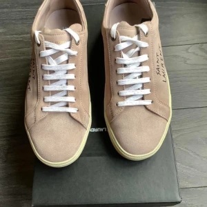 Saint Laurent skor  - Säljer dessa HELT NYA Saint Laurent skorna i storlek uk 7 vilket motsvarar 41-42💯🔥 | Nypris på dessa ligger på ca 7000 | Skicka prisförslag på vad ni kan tänka er att betala🤝🏻 