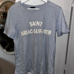 Blå T-shirt med tryck - Storlek: M Använd: Få gånger