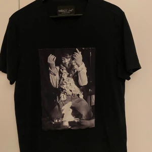 Limitato t-shirt - Limitato t-shirt  Storlek:Medium  Skick:8,5/10  Pris:449kr   Box och papper medföljer.  Köparen står för eventuell frakt📦🚚
