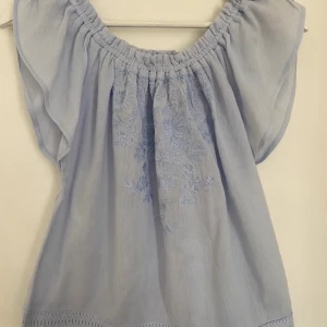 Off-shoulder tröja - Off-shoulder blå tröja från Hollister.