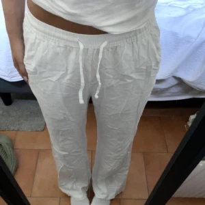 Linnebyxor - Ett par vita lågmidjade linnebyxor. Storlek S. Använda fåtal gånger, köpare står för frakt