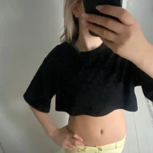 Cropped topp - Så sjukt fin cropped topp man kan ha över andra toppar till exempel!