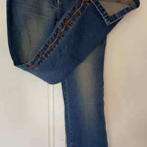 Supercoola bootcut jeans - Inköpta 1999 så du blir ganska ensam om dessa. Använda max 5 gånger, finns inga defekter. Tvätten är lika som vid inköp. Passar även 40 om du vill ha dem väldigt taighta.