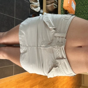 Hm kjol - Söt kjol som tyvärr inte kommer till någon användning. Perfekt till sommaren ☺️ passar mig som i vanliga fall har en S i kjolar 💞💞