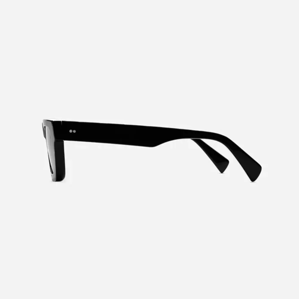 Hej!  Säljer ett par solglasögon från A days march, modell Shade No.1.  De är helt oanvända, kostade 1400kr i butik, fodral medföljer!  Mvh Ludvig . Accessoarer.
