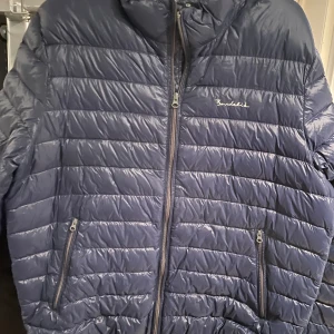 Bondelid lättviktsjacka dun stl XL - Fin blå dun lättviktsjacka från Bondelid. Fint skick. Stl XL. Färgen är mörkblå
