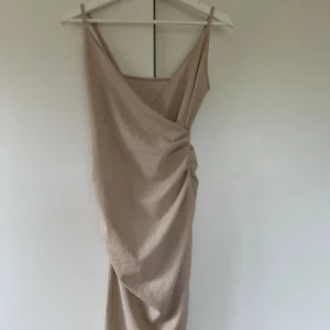 Beige klänning - Lappar bortklippta men passar XS I fint skick
