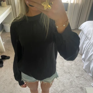 Svart satinblus  - Svart satinblus från veromoda, använd max 3 gånger💘