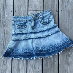 Jeans kjol🙏🏼💓 - Säljer nu en jätte fin jeanskjol från detroit i storlek 134, säljer då den har blivit för liten!💞 Pris kan diskuteras!