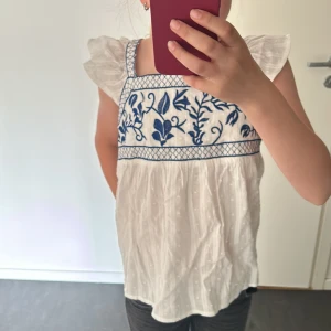 Sommar blus - Säljer denna blusen jätte söt till sommaren. Vet ej vart den är ifrån då jag köpte den på en second hand butik. Den är i jättefint skick och knappt använd. Hör av dig vid intresse💕