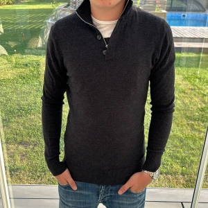 J.Lindeberg quarterzip - Säljer denna J.Lindeberg zipen i 100% merinoull, bra skick 8/10 modellen i bilden är 180cm 65kg 😁 kom pm för fler bilder eller frågor | pris kan diskuteras vid snabb affär | 🔥🔥
