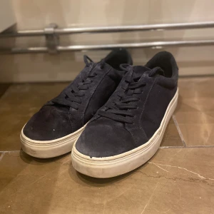 Vagabond - Tja! Säljer dessa snygga vagabond sneakers i mocka, har haft dom i ungefär ett halv år! Riktigt snygga till sommaren.