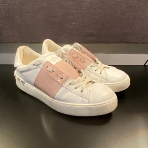Valentino Open Skor  - Hej! Säljer nu mina skor storlek 38,5 från märket Valentino , relativt bra skick, tveka inte på att höra av dig om du har frågor eller funderingar kring skorna! 
