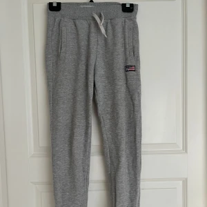 Sköna mjukis byxor  - Märkes mjukis byxor väldigt skön matrial aldrig andvänt 
