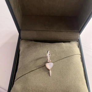 Marianilsdotter örhänge - Säljer mitt jättefina örhänge från Maria som inte säljs längre! Använt men inga större defekter, säljer för 1600! 