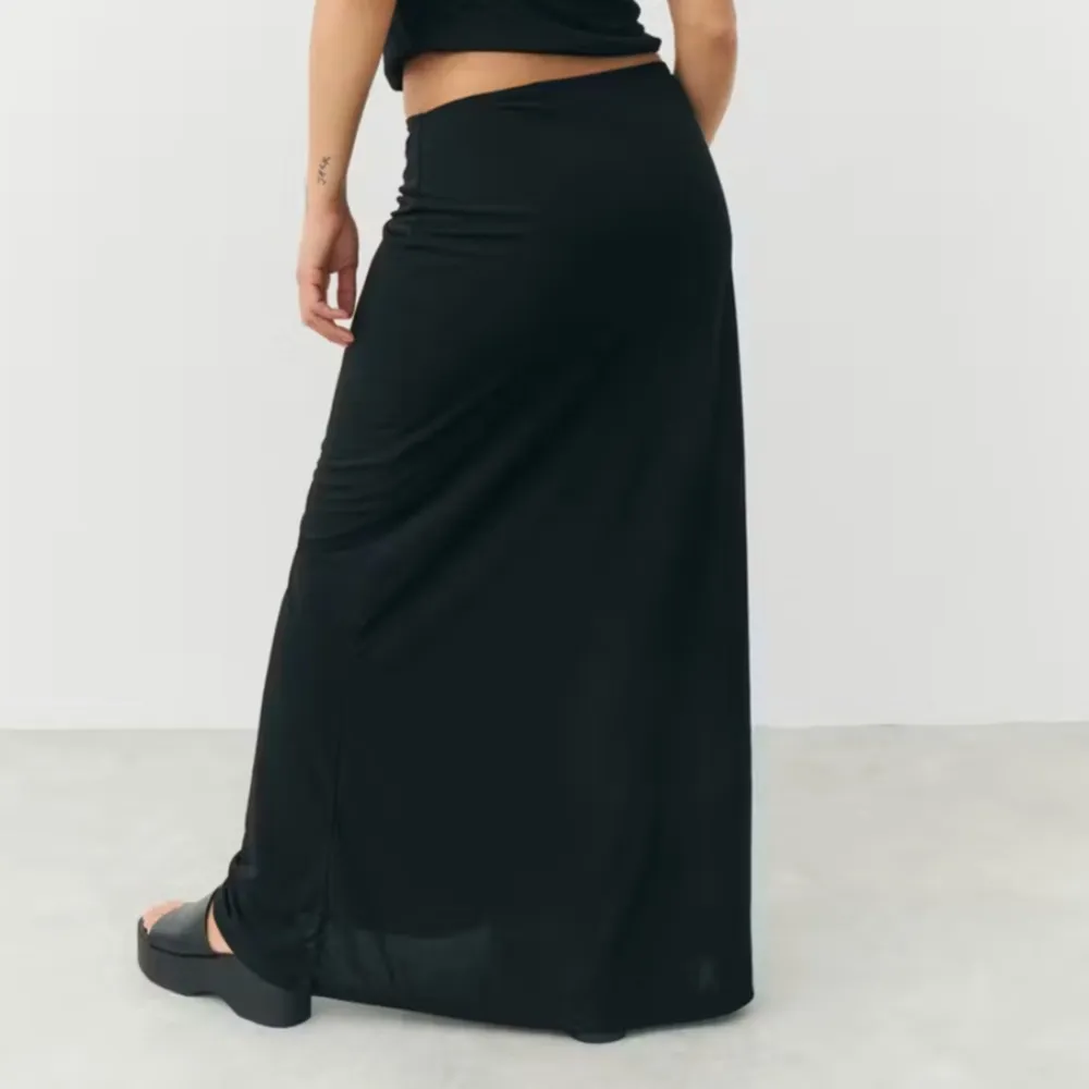 Lång svart kjol från gina köpt förra sommarn. Säljer då den inte passar mig längre🩶 lite nopprig runt midajn på insidan . Kjolar.