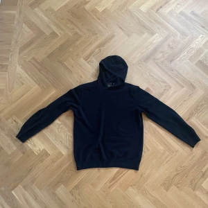 Oscar Jacobson tröja  - Mörkblå Oscar Jacobson tröja. Jätte fint skick, knappt använd. Skriv vid frågor/funderingar! 