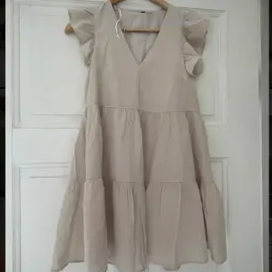 Söt beige klänning från H&M säljes! Aldrig använd🤍