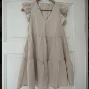 Beige klänning - Söt beige klänning från H&M säljes! Aldrig använd🤍