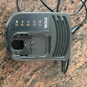 Laddare till skruvdragare - Denna laddaren fungerar utmärkt laddar upp skruvdragar batteriet på ganska kort tid 