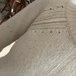 Säljer denna skitnsygga ralph Lauren tjocktröja som är så snygg med unika detaljer, den har ett litet hack där bak på armen men det är defenetivt inte något man märker av storlek xs!