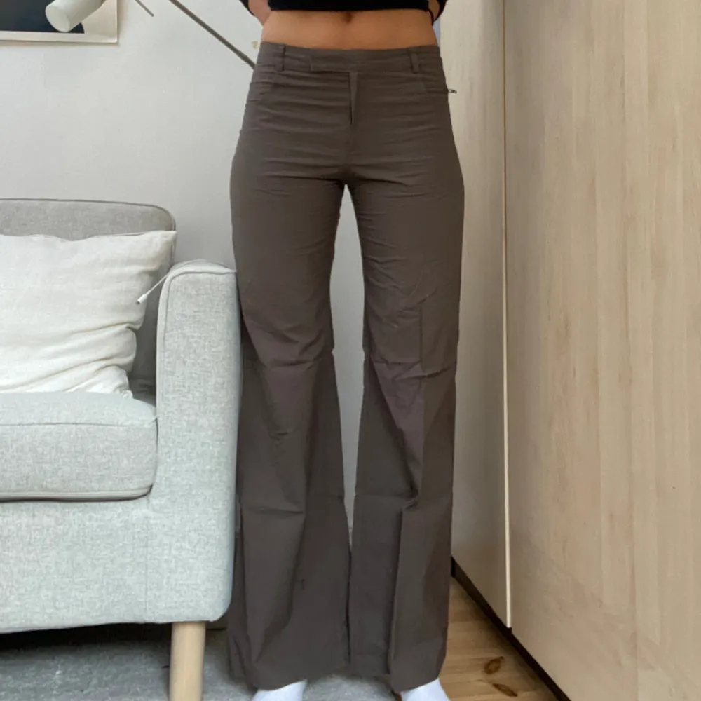 Bruna utsvängda kostymbyxor med lågmidja som jag uppskattar till storlek XS/S.. Jeans & Byxor.