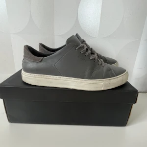 Axel Arigato Clean 90 - Tja, jag säljer dessa riktigt feta Axel arigato clean 90 i grå färg. Jag säljer dessa för de blivit för små. Nypris 2400. Det är helt okej skick och de har använts 2-3 månader. Hör av er vid några funderingar och pris kan diskuteras!🙌👍🏻