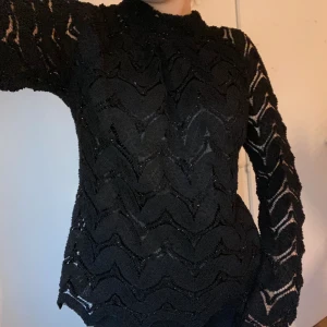 Topp - såå fin topp med knytning baktill, kommer tyvärr aldrig till användning 🩷 lite glittrig! står tyvärr ej storlek men passar bra på mig som är S