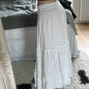 Supersöt vit kjol, köpt för väldigt längesen men fint skick (märket står på sista bilden)