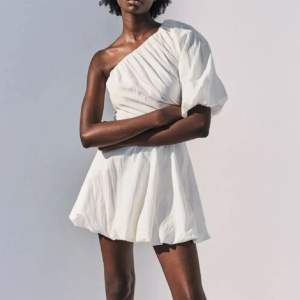 Säljer en liknande one shoulder klänning från H&M, perfekt till student/skolavslutning💛