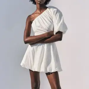 Säljer en liknande one shoulder klänning från H&M, perfekt till student/skolavslutning💛