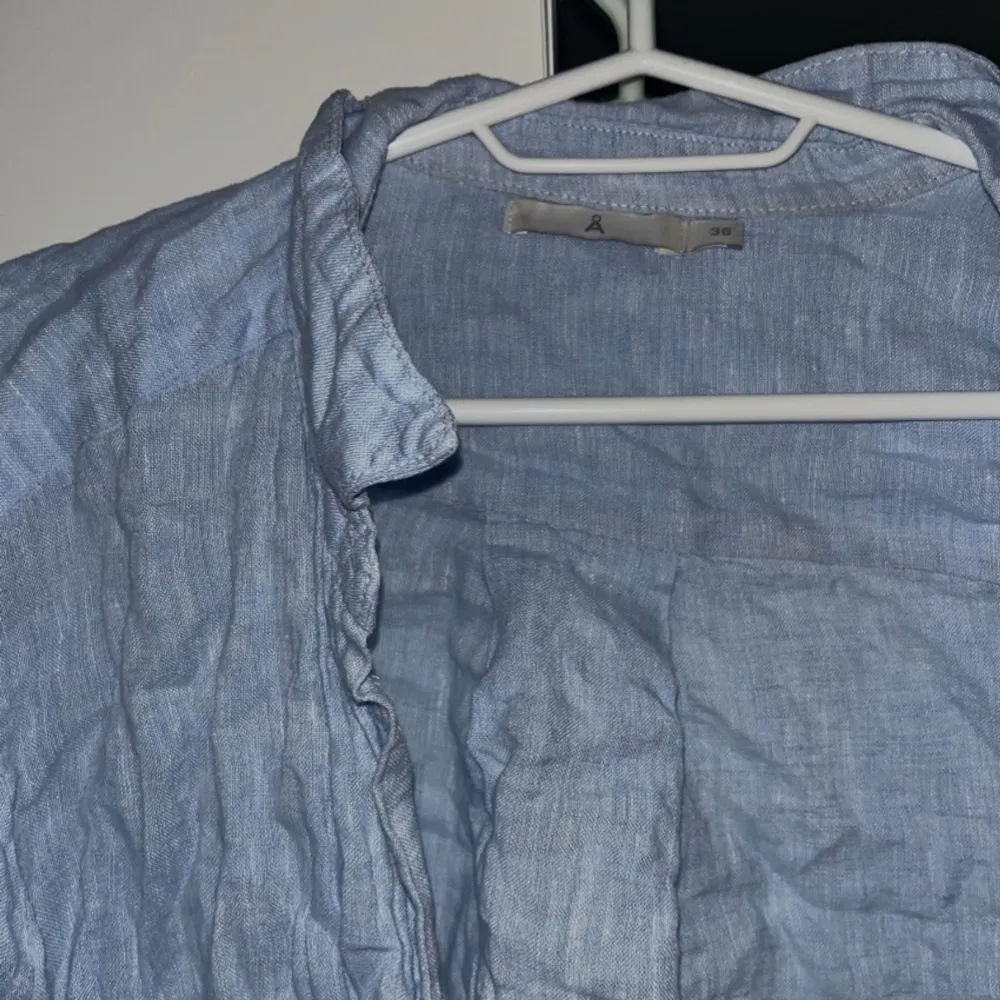 Blå linne skjorta från Åhléns. 100% linne. Fint skick. Blusar.