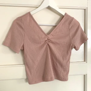 Gammelrosa topp - Jättesöt v-ringad topp i gammelrosa färg🩷 Använs ett fåtal gånger så i väldigt bra skick. I strl M men passar S.
