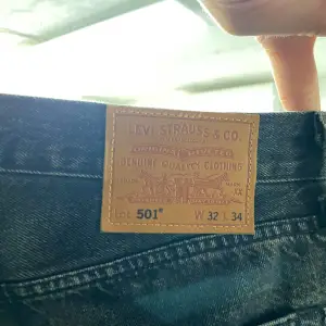 Levis jeans i modellen 501 i storlek W:32 L:34. Säljs då dom inte passar länge, är i fint skick. Köparen står för frakten