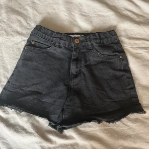Svarta jeans shorts - Jag säljer dessa svarta jeans shorts från name it på grund av att dem är för små för mig. Dem är använda ett fåtal gånger och är i nyskick. Storlek 140. 35 kr😍