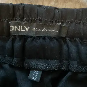 Svarta byxor, säljer då de är för små men Inga större tecken på slitage 