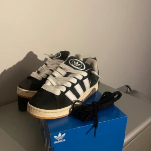 Adidas Campus 00 storlek 41 - Säljer mina sjukt feta Adidas Campus 00 som inte passar mig längre. Har haft skorna i drygt 3-4 månader, men har inte använt de så mycket. Extra skosnören finns med och har aldrig varit använda.   Om ni har frågor är det bara att skriva! 