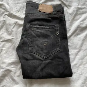 Säljer nu ett par Dondup jeans i modellen Dions. 9/10 skick med väldigt bra kvalite. Nypris ca 2500kr. Storlek 29 men passar ca 160-173 cm.