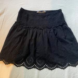 Jätte fin kort kjol från zara, perfekt till sommaren bra skick💖💖