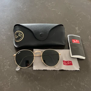 Rayban solglasögon - Super fräcka solglasögon från rayban i nyskick! Modellen heter ”round metal”. Nypris: 2600kr