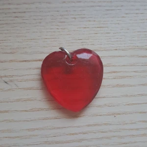 Hjärta hänge - Kan användas till pyssel eller som accessoar. Vid funderingar skicka gärna pm. Pris är diskuterbart 💗😊