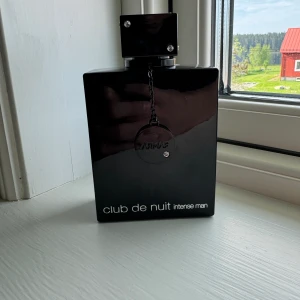 Club de nuit intense 200ml - Club de nuit intense man edp säljes. Edp är den starkare versionen och bättre o dyrare. Det är 110ml kvar utav 200 och borta lite färg vid atomizern . Drar såklart ner prislappen lite men inget som påverkar parfymens prestanda. Atomizern fungerar men är lite halv dålig. Kedjan har gått av men inget som påverkar. Har ej kvitto eller 📦